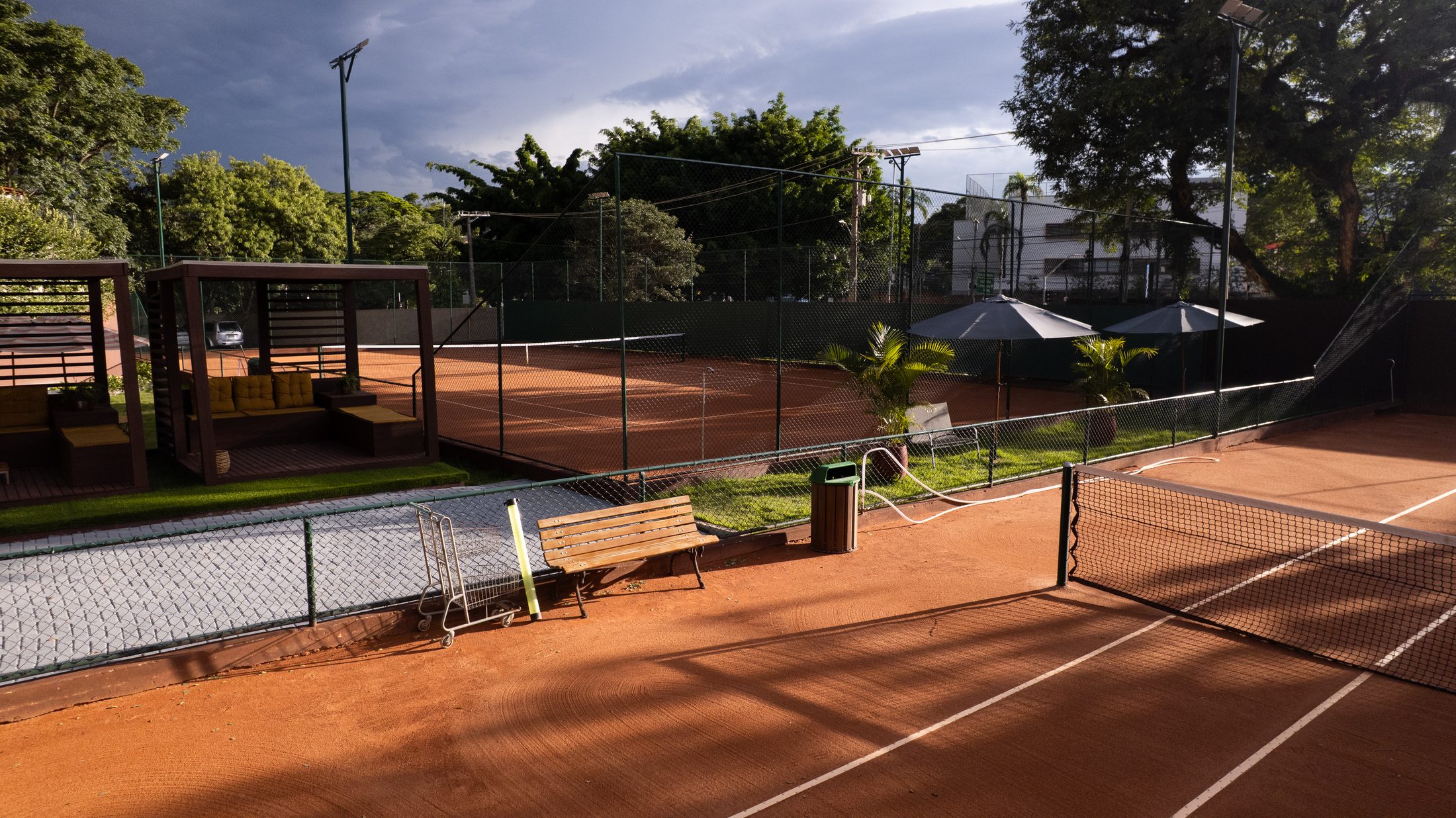 Quadras de saibro da Next Level ao entardecer, na Cidade Jardim